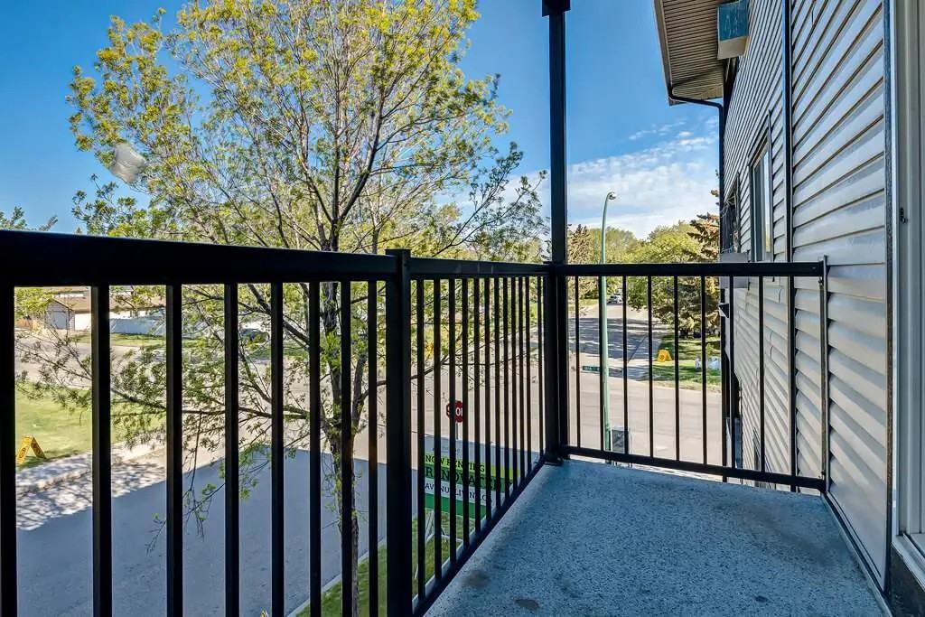 Ashford Manor - Photo 7 of 26