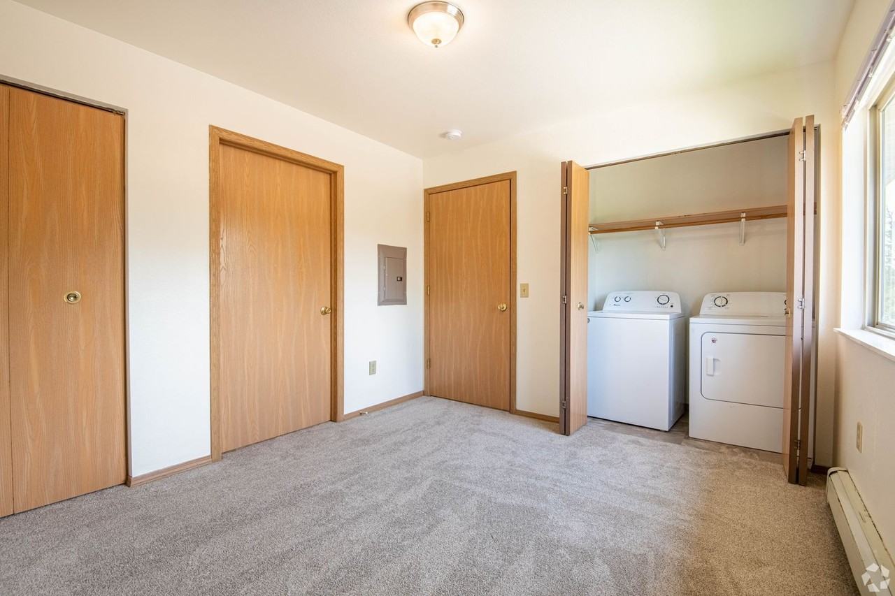 Pond View Apartments - Photo 6 of 7