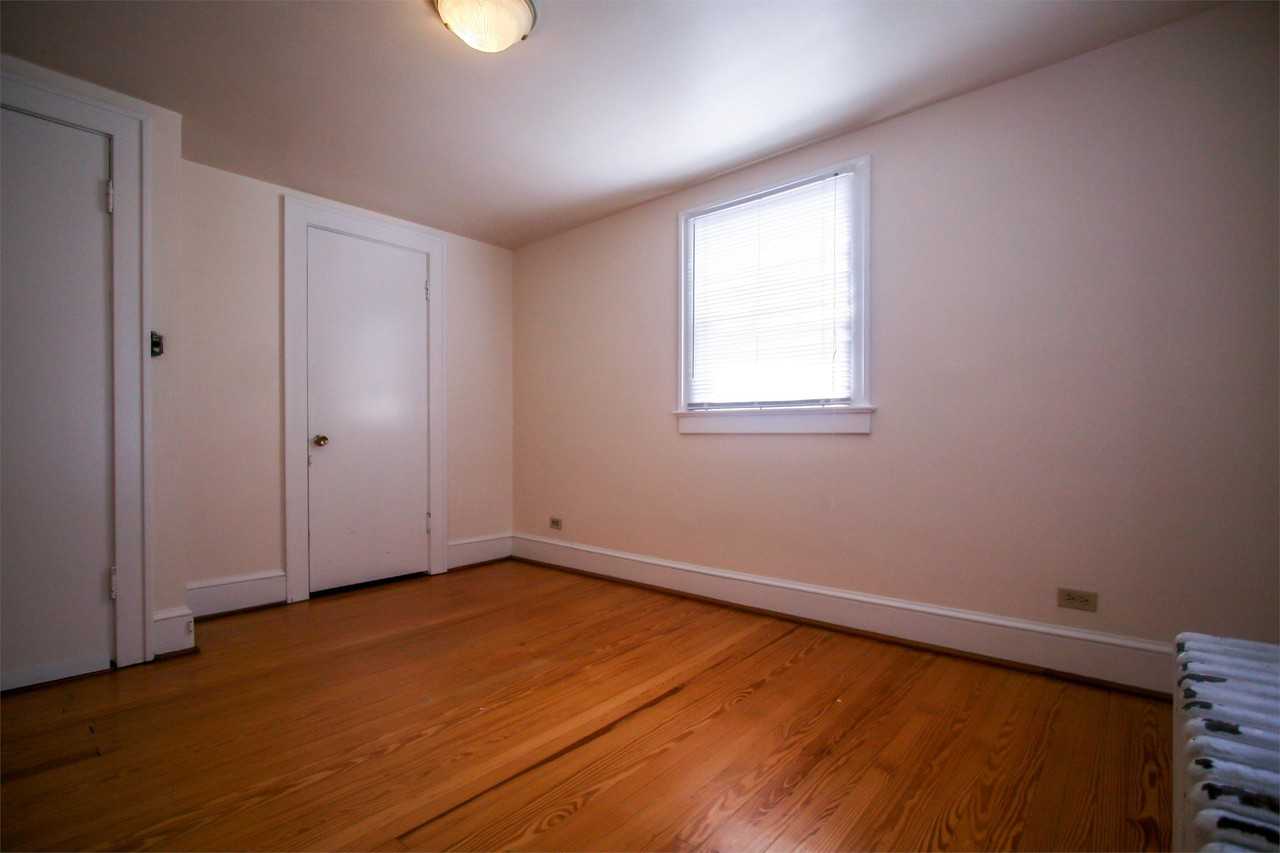 321 W Burke St #4 - Photo 4 of 8