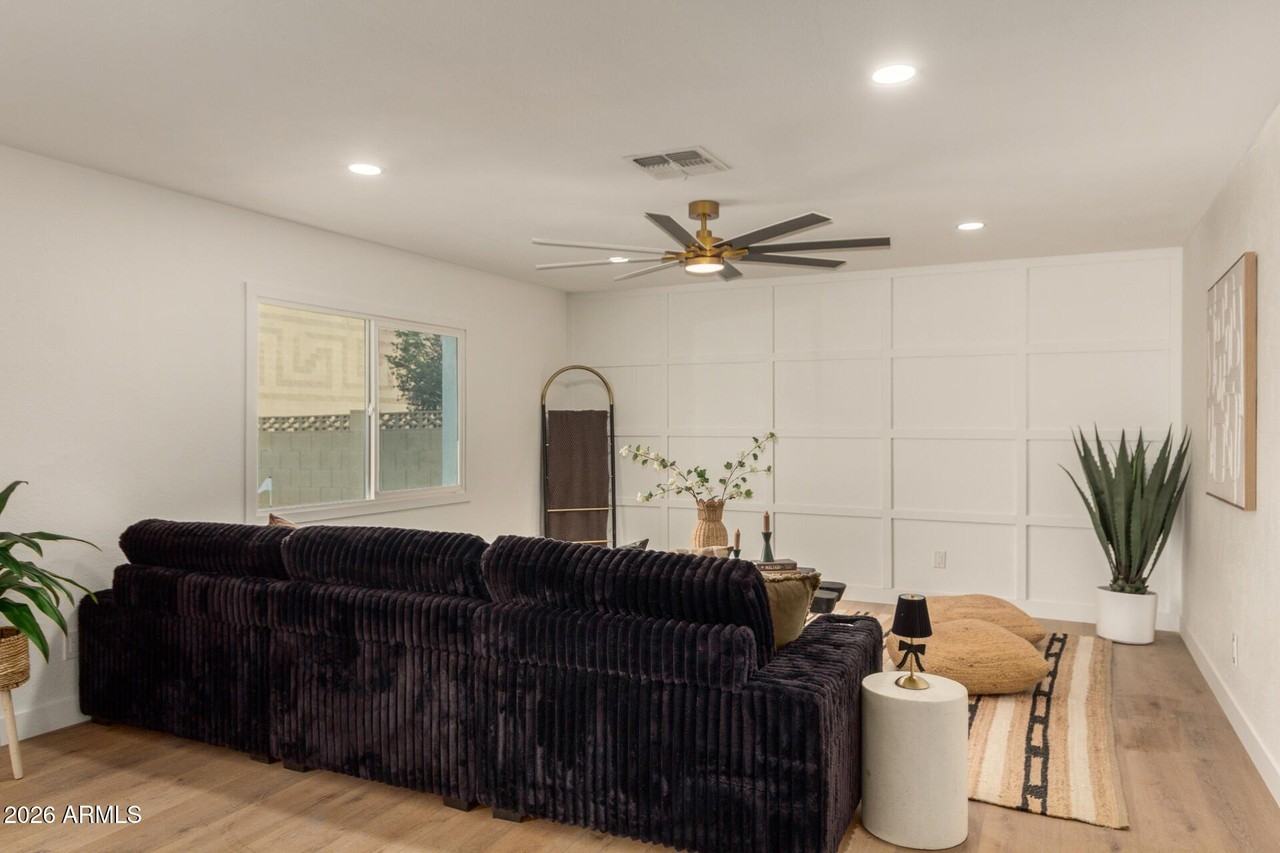 516 E Greenway Dr - Photo 3 of 31