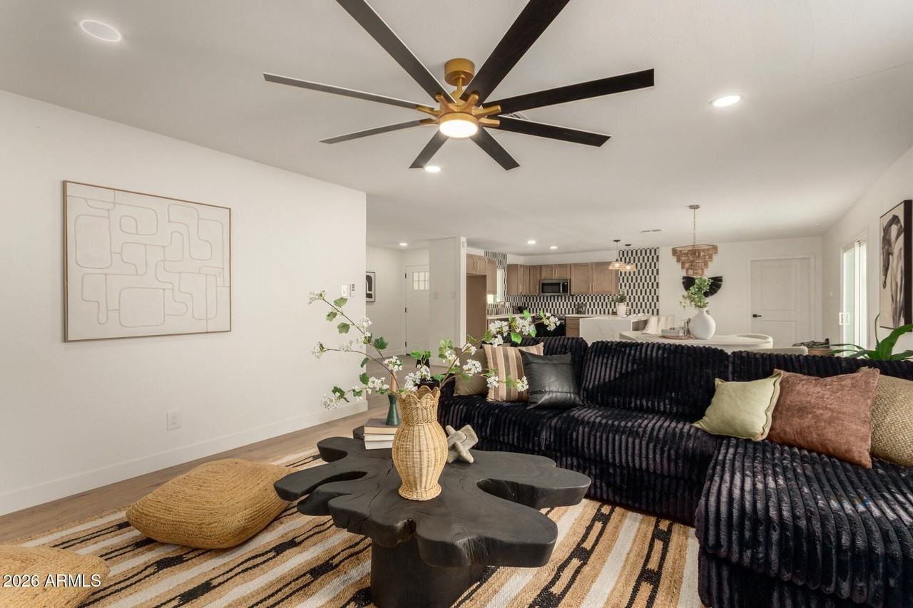 516 E Greenway Dr - Photo 4 of 31