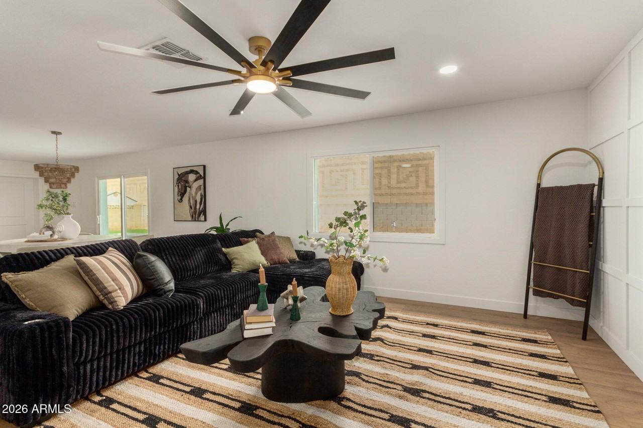 516 E Greenway Dr - Photo 5 of 31