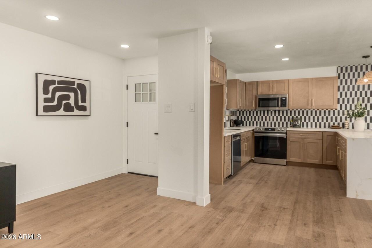 516 E Greenway Dr - Photo 7 of 31