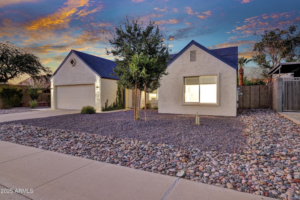 1362 E Wickieup Ln - Photo 3 of 50