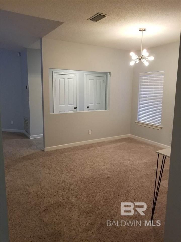 105 Diane Cir - Photo 3 of 14