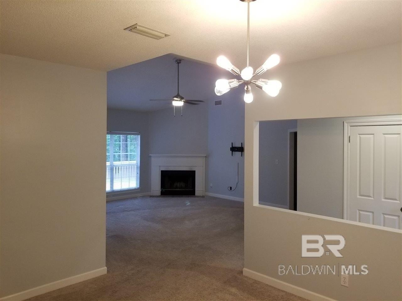 105 Diane Cir - Photo 4 of 14