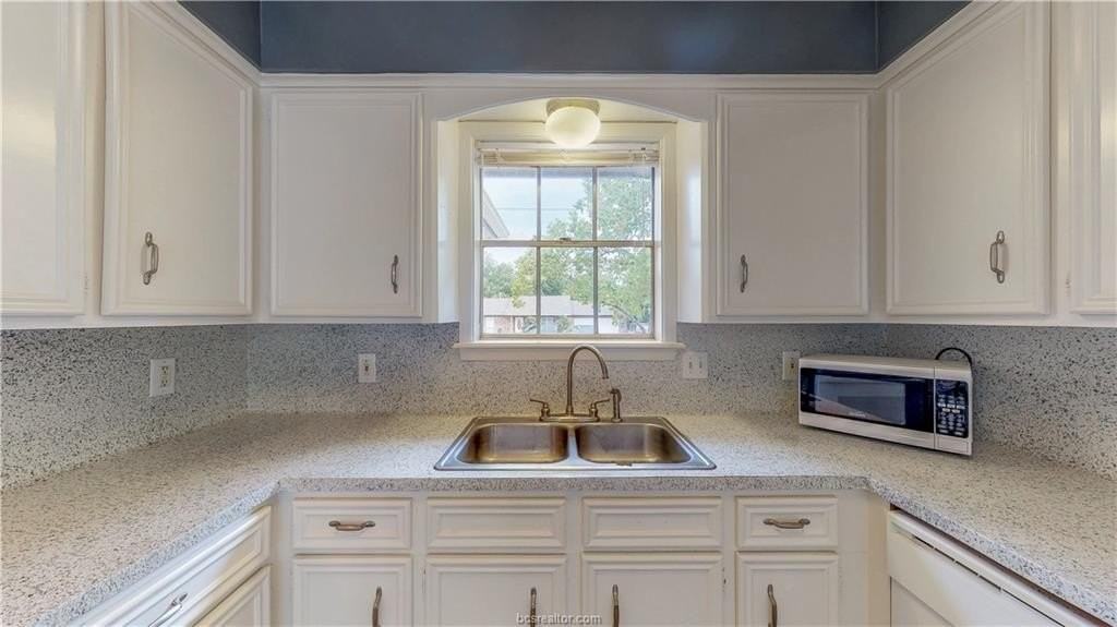 1000 Holleman Dr - Photo 4 of 33