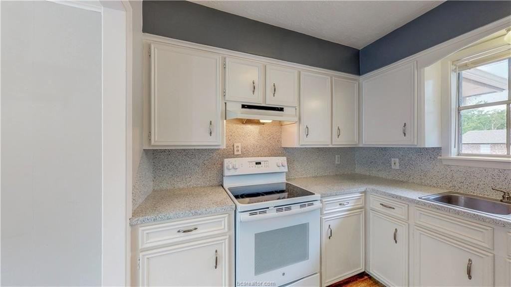 1000 Holleman Dr - Photo 5 of 33