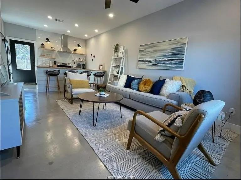 223 W 22nd St - Photo 2 of 18