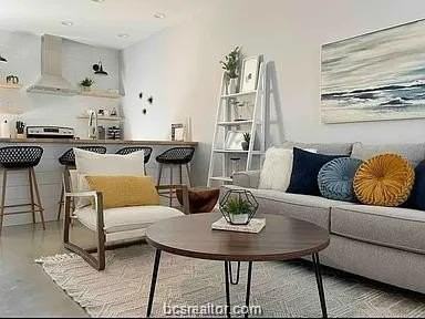 223 W 22nd St - Photo 3 of 18