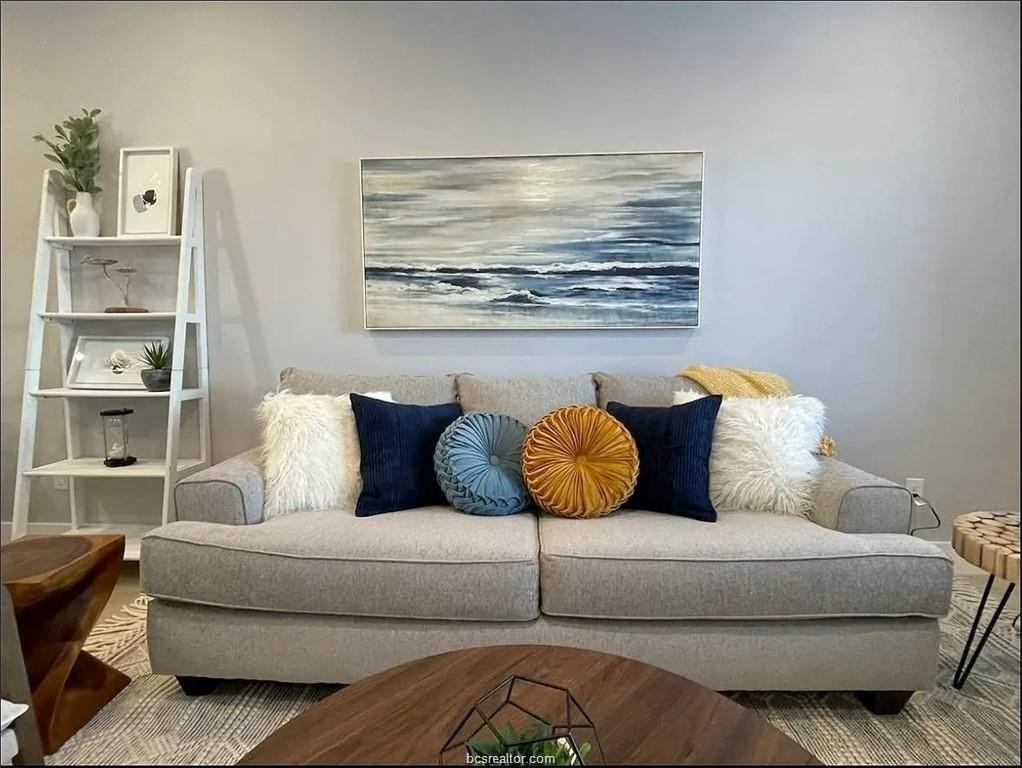 223 W 22nd St - Photo 4 of 18