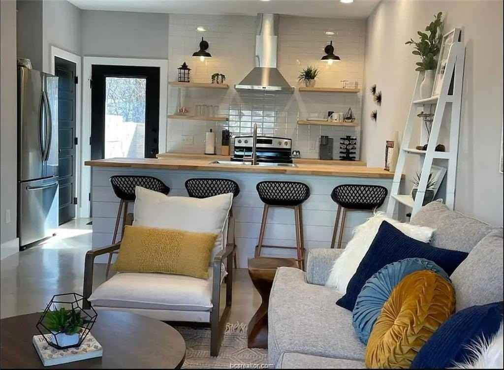 223 W 22nd St - Photo 5 of 18