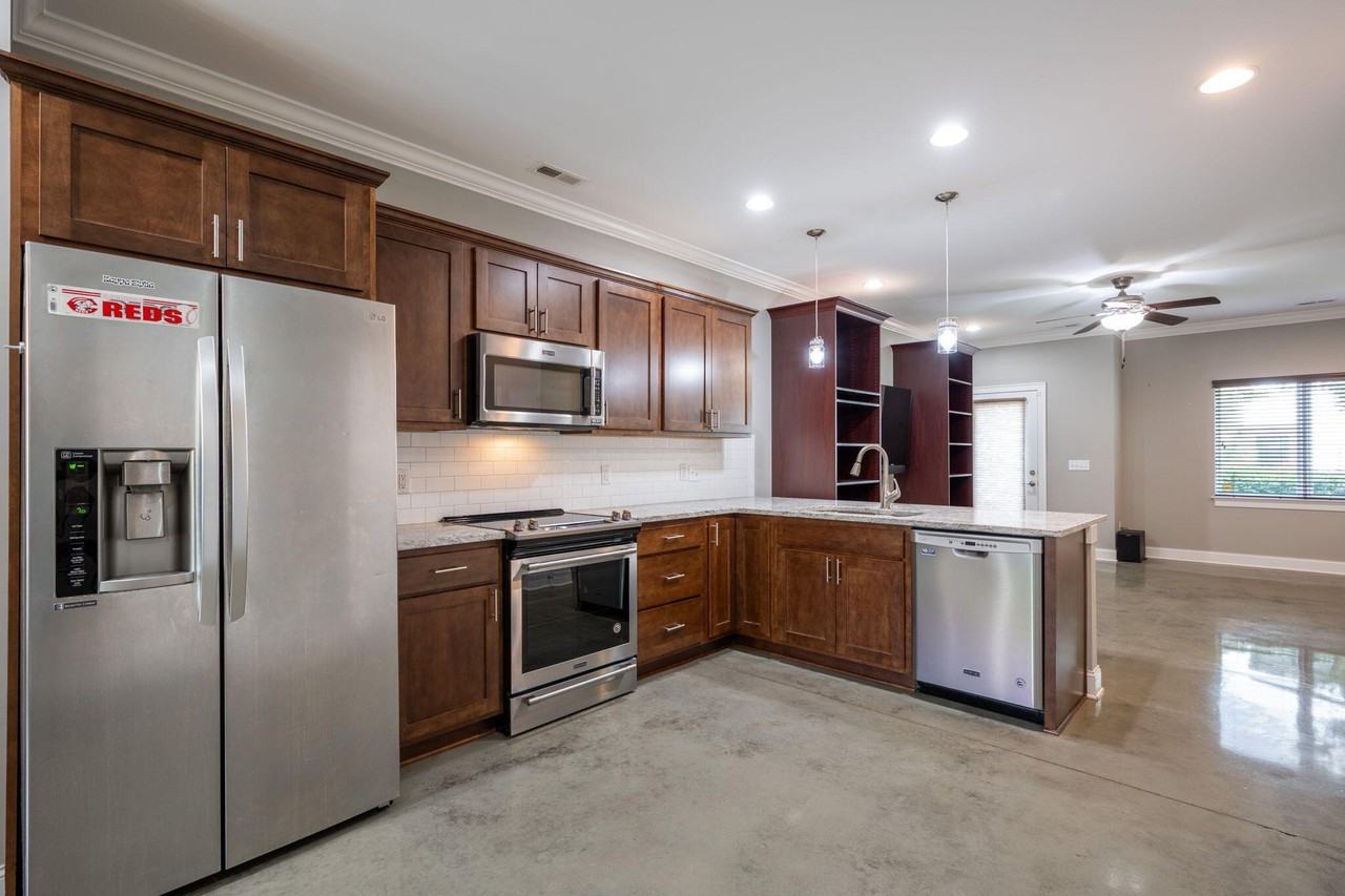 3111 Saint Elmo Ave - Photo 2 of 33