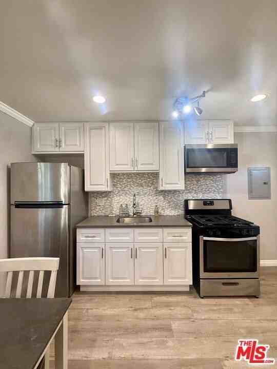 18002 Collins St - Photo 6 of 14