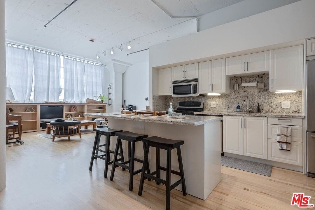 420 S San Pedro St Apt 423 #423 - Photo 2 of 26