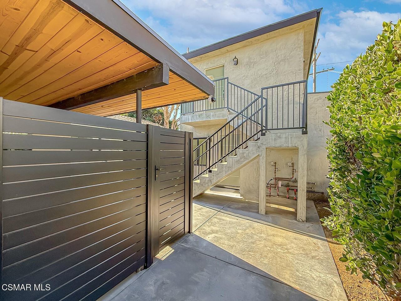 2619 Veteran Avenue - Photo 2 of 26