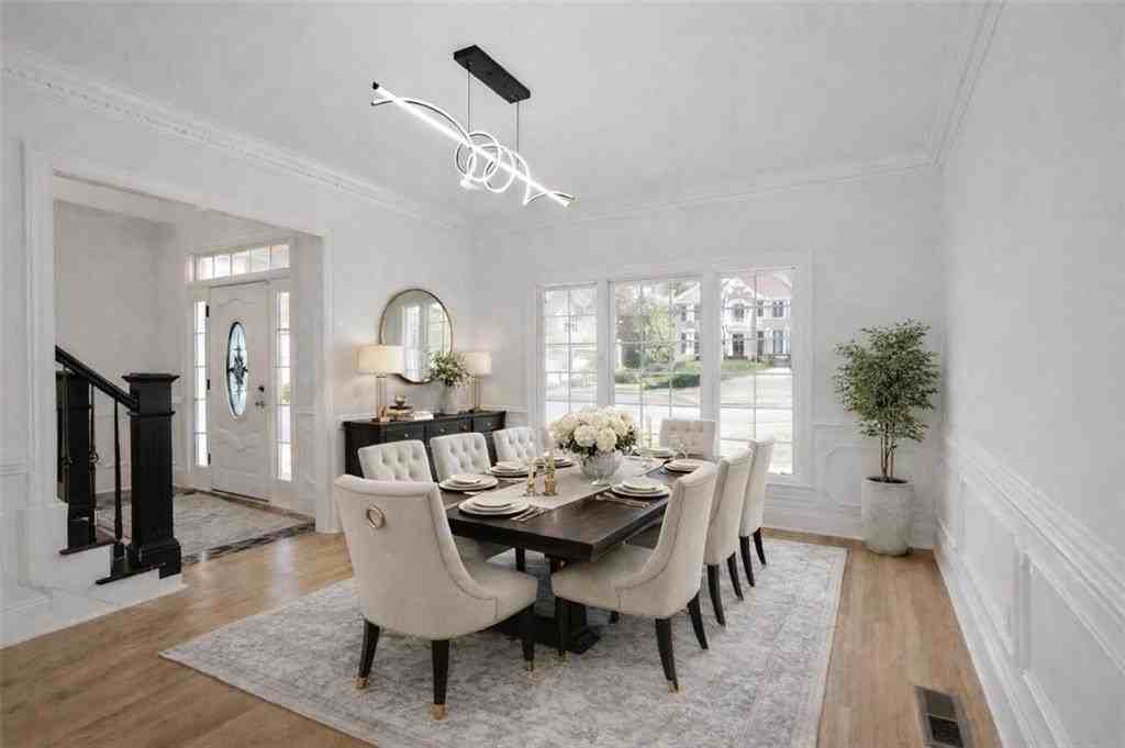 1430 Hillcrest Hts - Photo 4 of 44