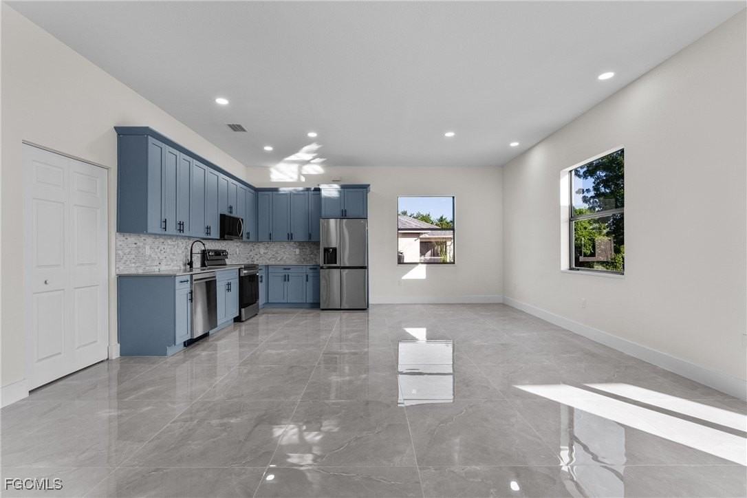 1134 Cumming St E - Photo 6 of 33