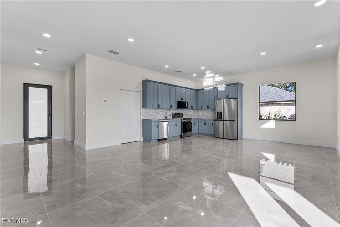 1134 Cumming St E - Photo 7 of 33