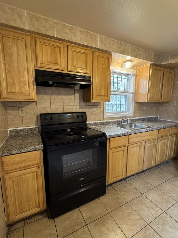 391 Pacific Ave - Photo 2 of 14