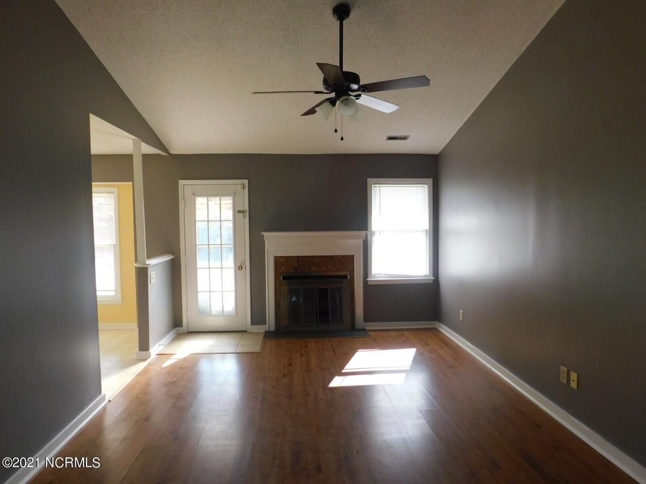 372 Lee Dr - Photo 2 of 14