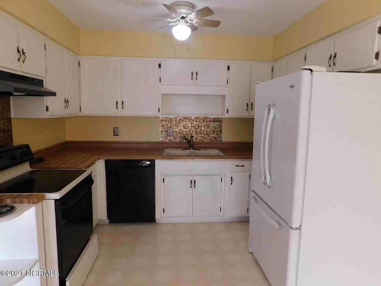 372 Lee Dr - Photo 4 of 14