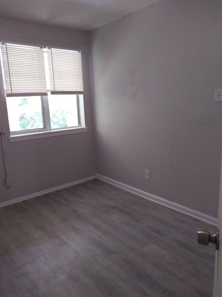 2116 Howell Ave - Photo 3 of 5