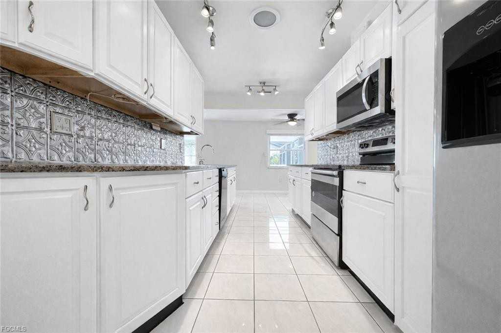 1010 Se 43rd Ter - Photo 3 of 8