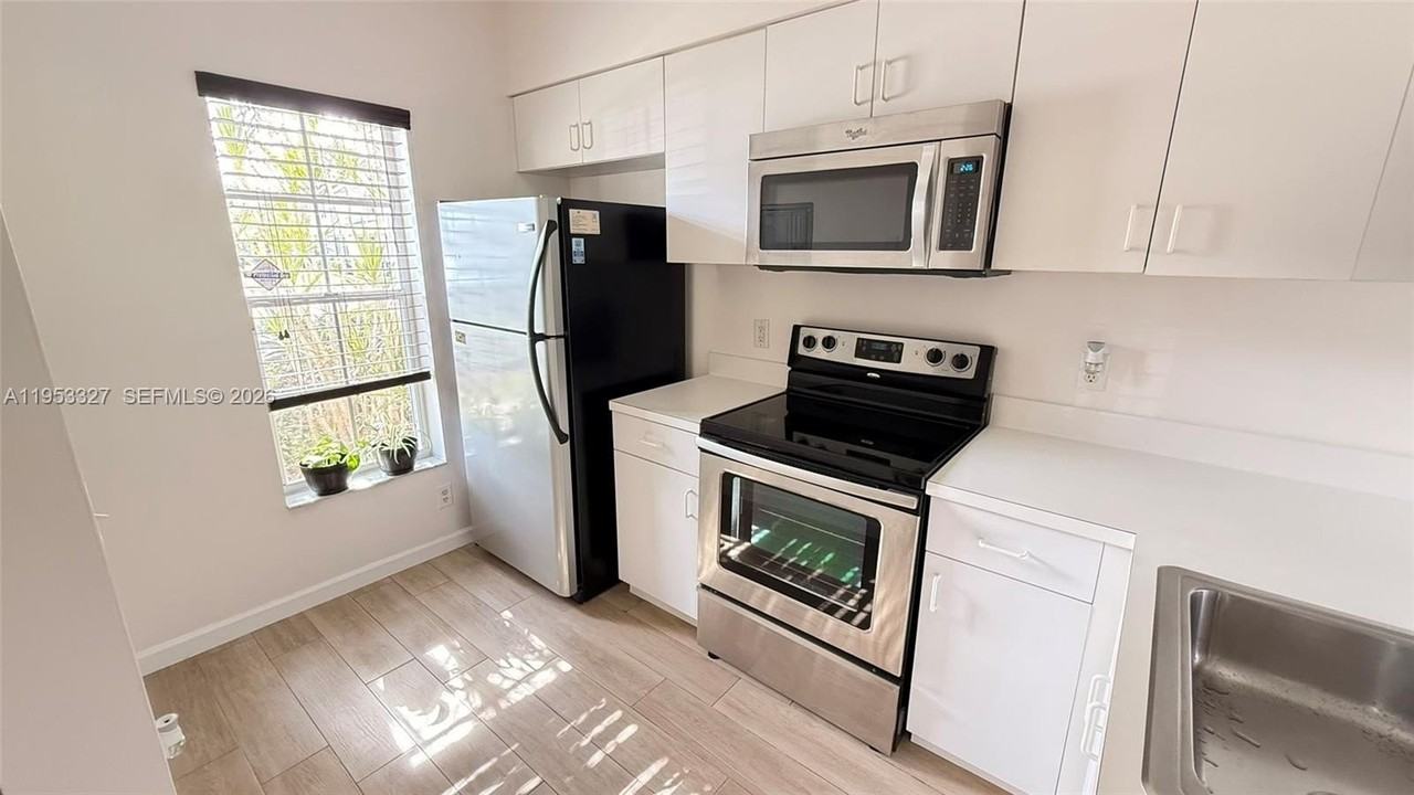 16727 Hemingway Dr - Photo 3 of 23