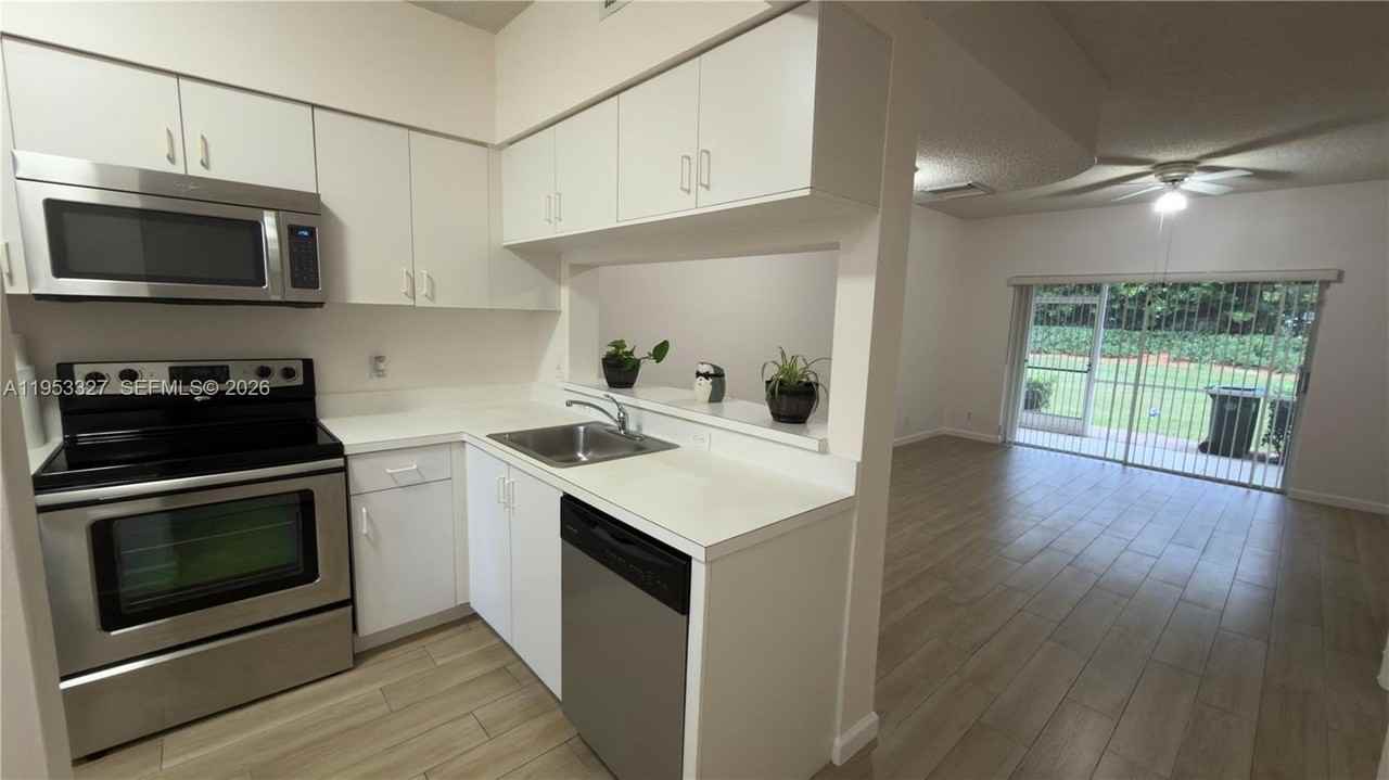 16727 Hemingway Dr - Photo 4 of 23