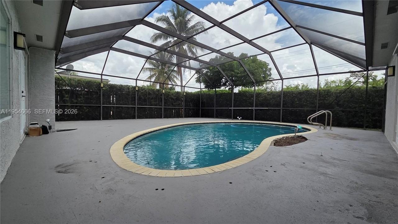 1245 Coral Ln - Photo 4 of 33