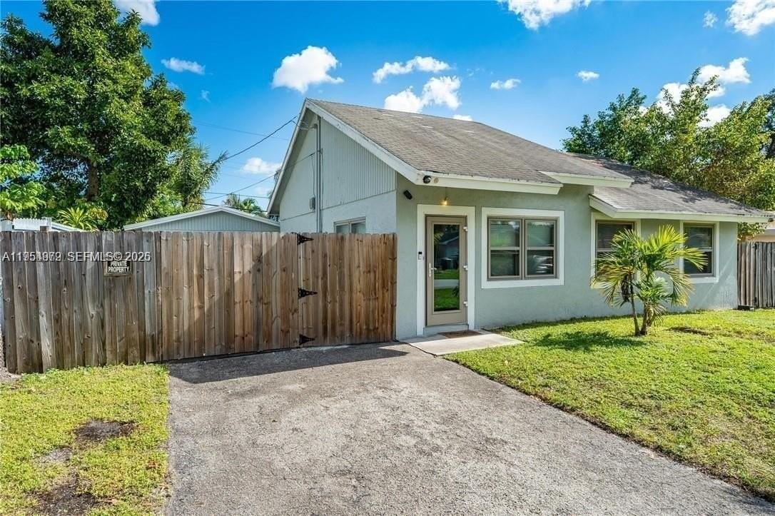 4542 Sw 25th Ave #1 - Photo 2 of 16