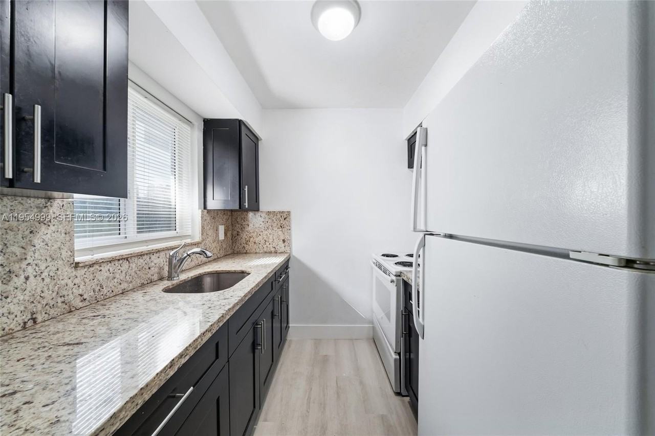 446 Sw 4th Ave #3 - Photo 4 of 15