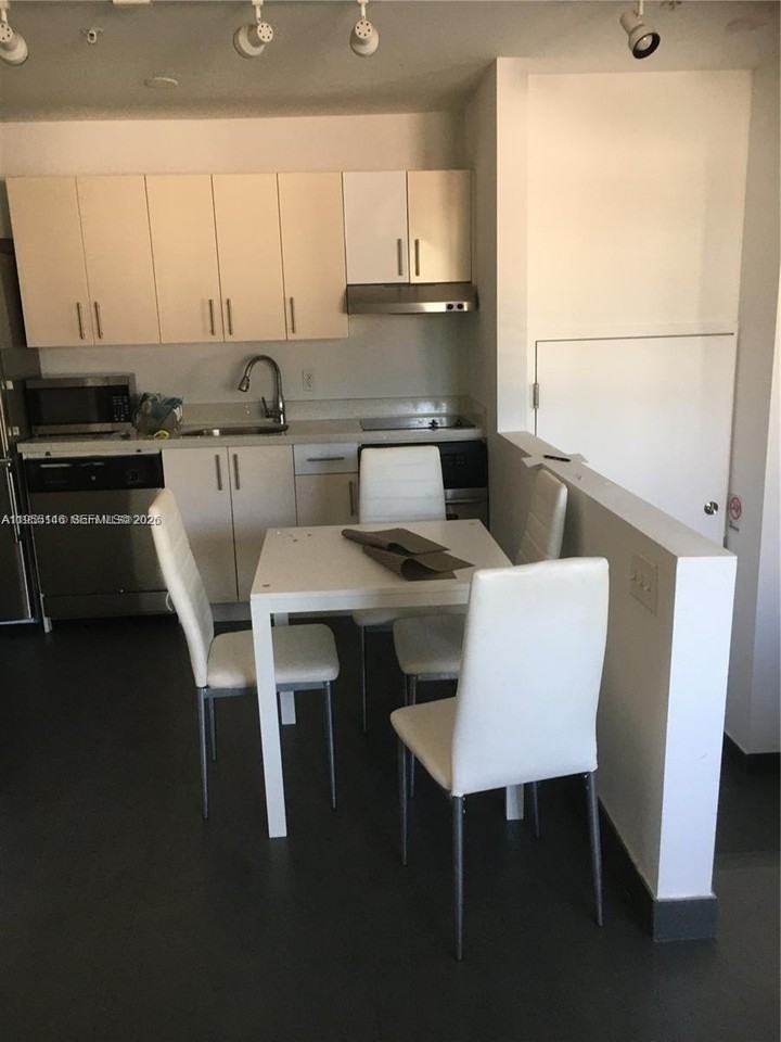 1600 Euclid Ave #104 - Photo 3 of 10