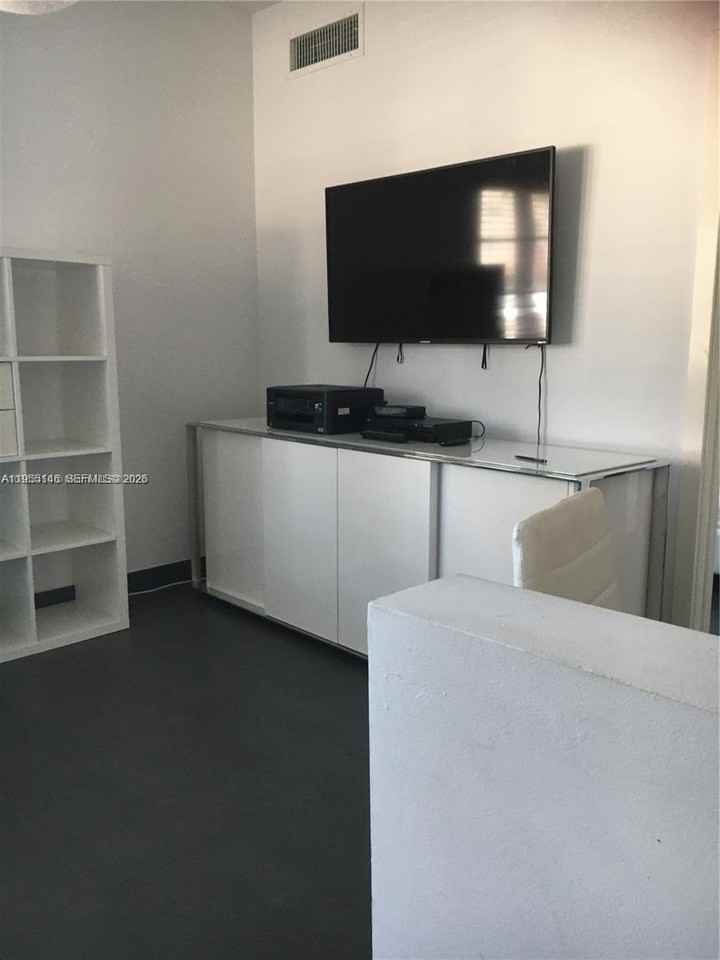 1600 Euclid Ave #104 - Photo 4 of 10