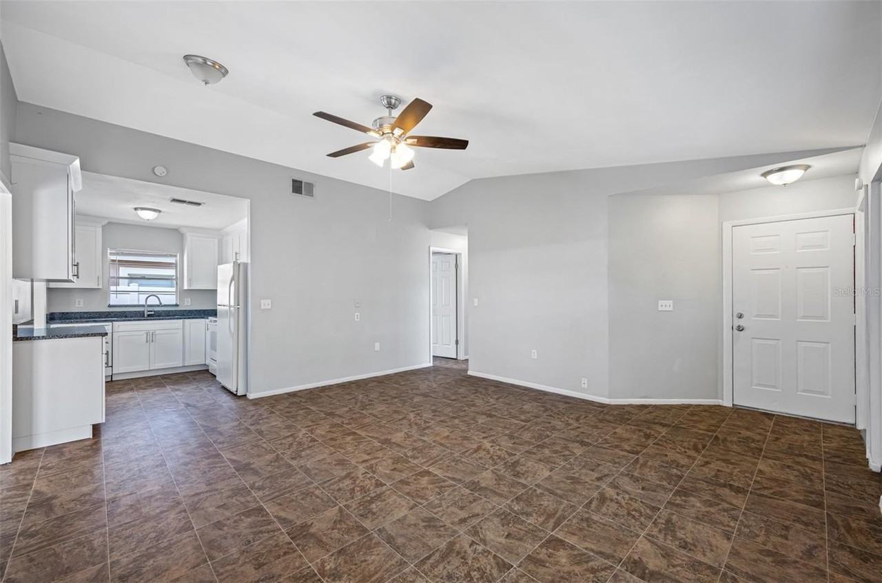 1411 Thistledown Dr - Photo 4 of 30