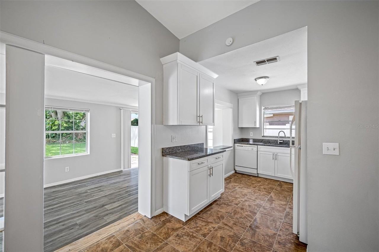 1411 Thistledown Dr - Photo 5 of 30