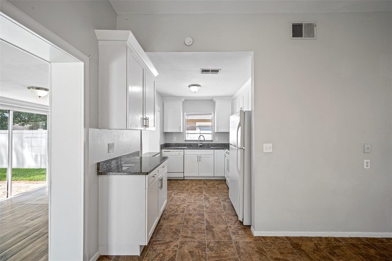 1411 Thistledown Dr - Photo 6 of 30