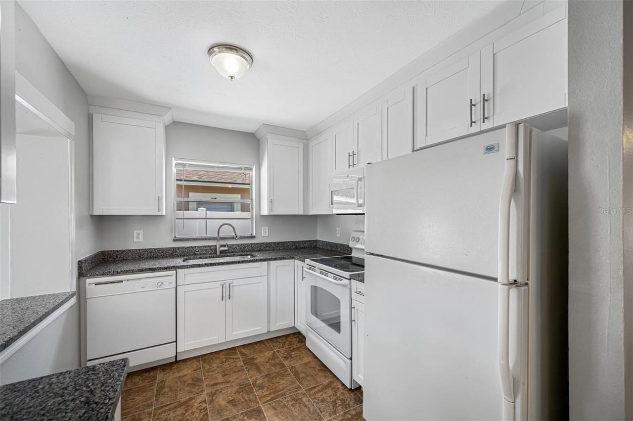 1411 Thistledown Dr - Photo 7 of 30