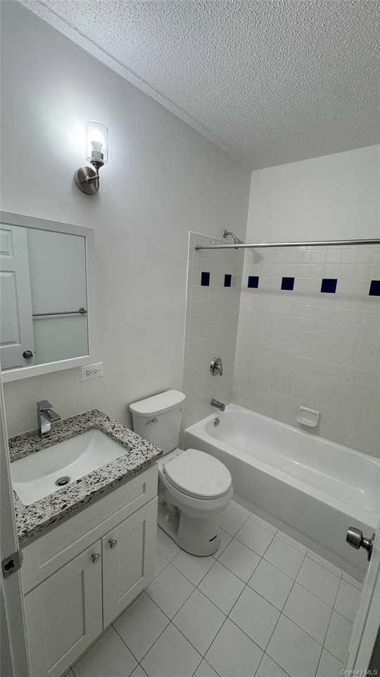 808 Courtlandt Ave Apt 3 #3 - Photo 3 of 6
