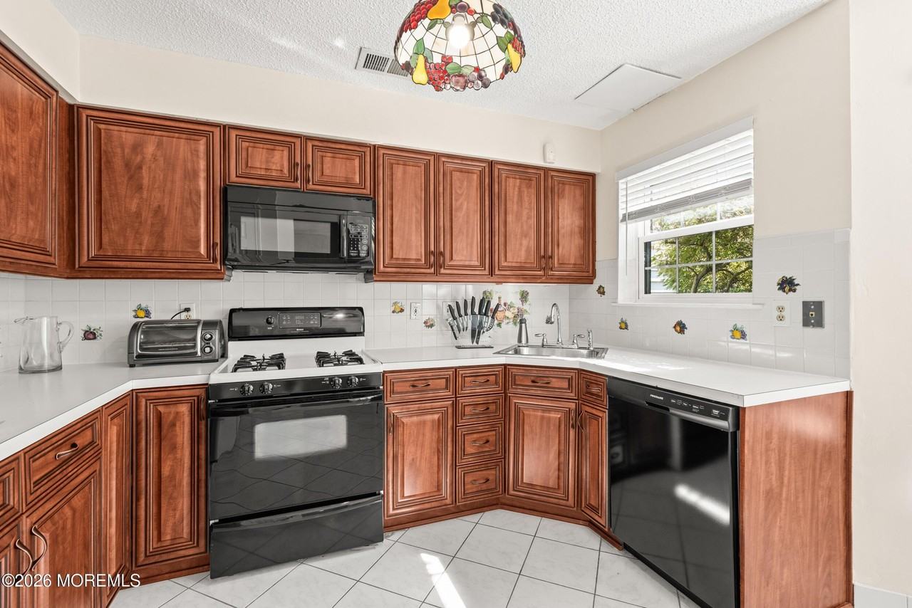 39 Gimbel Pl - Photo 5 of 27