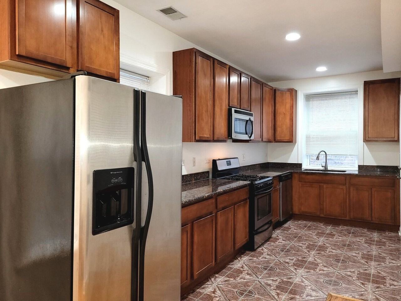 7207 N Damen Ave Apt 2 #2 - Photo 2 of 10