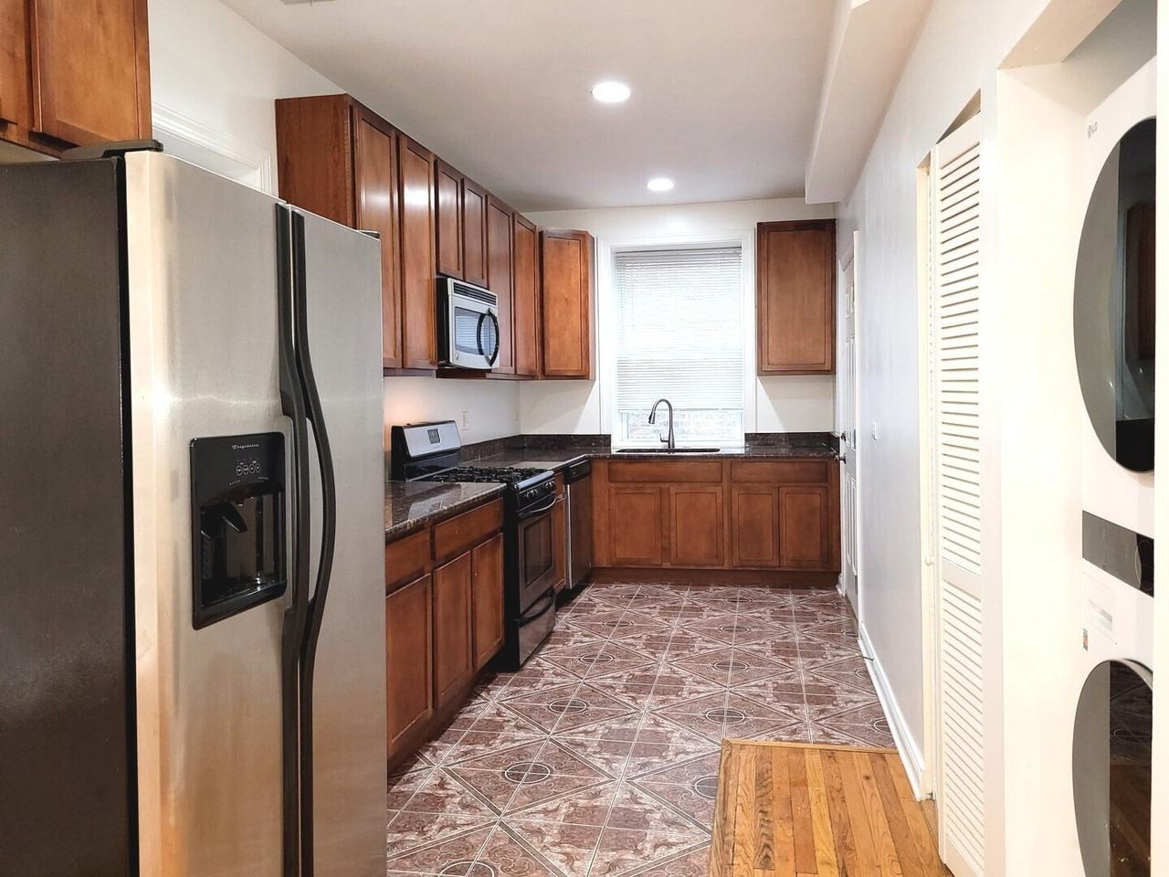 7207 N Damen Ave Apt 2 #2 - Photo 3 of 10