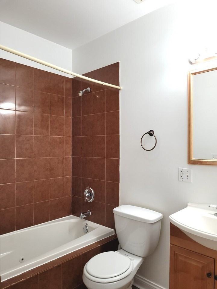7207 N Damen Ave Apt 2 #2 - Photo 6 of 10