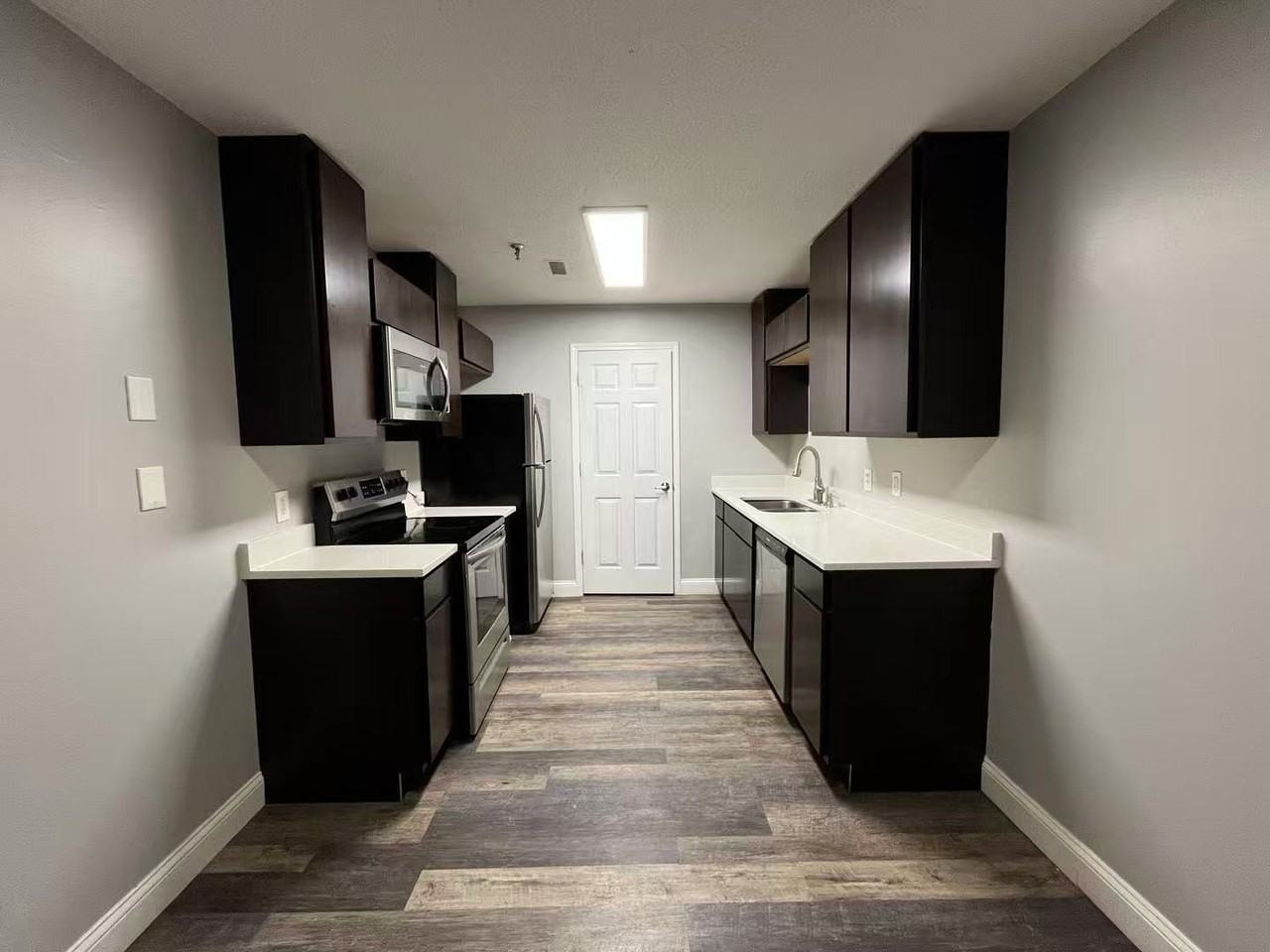 1360 Brook St Apt D #D - Photo 3 of 16