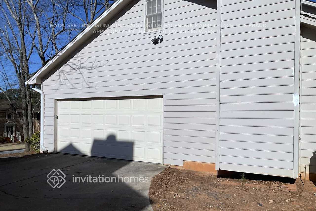 677 Royal Abbey Dr - Photo 3 of 27