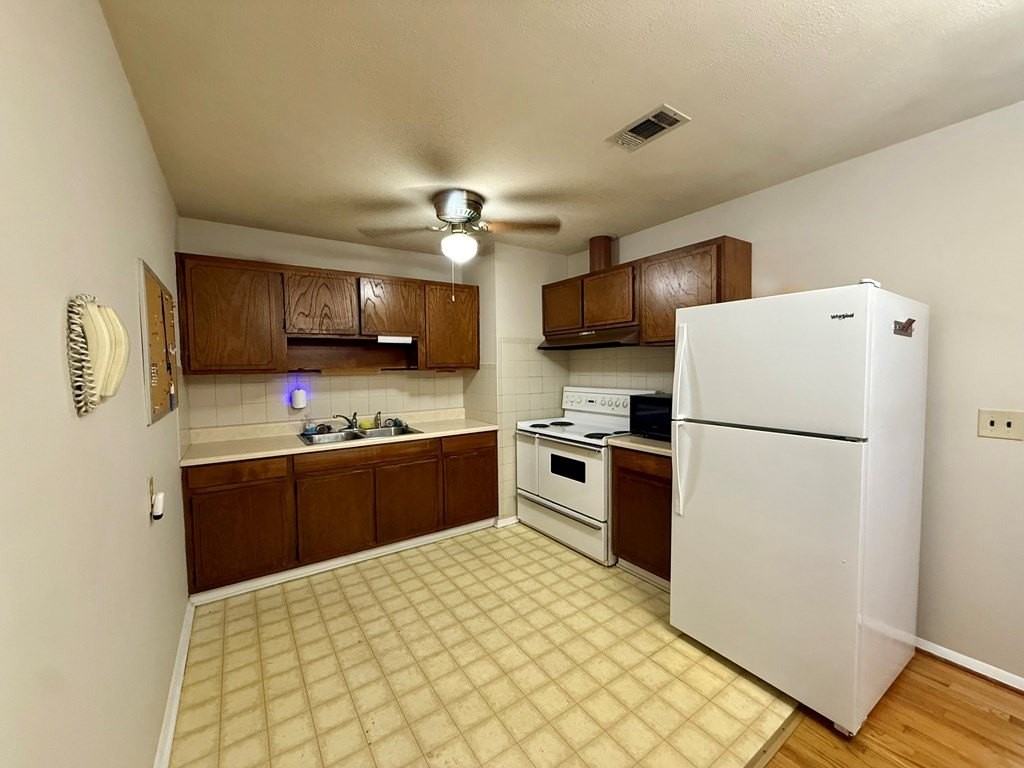 107 Hilltop Dr - Photo 3 of 12