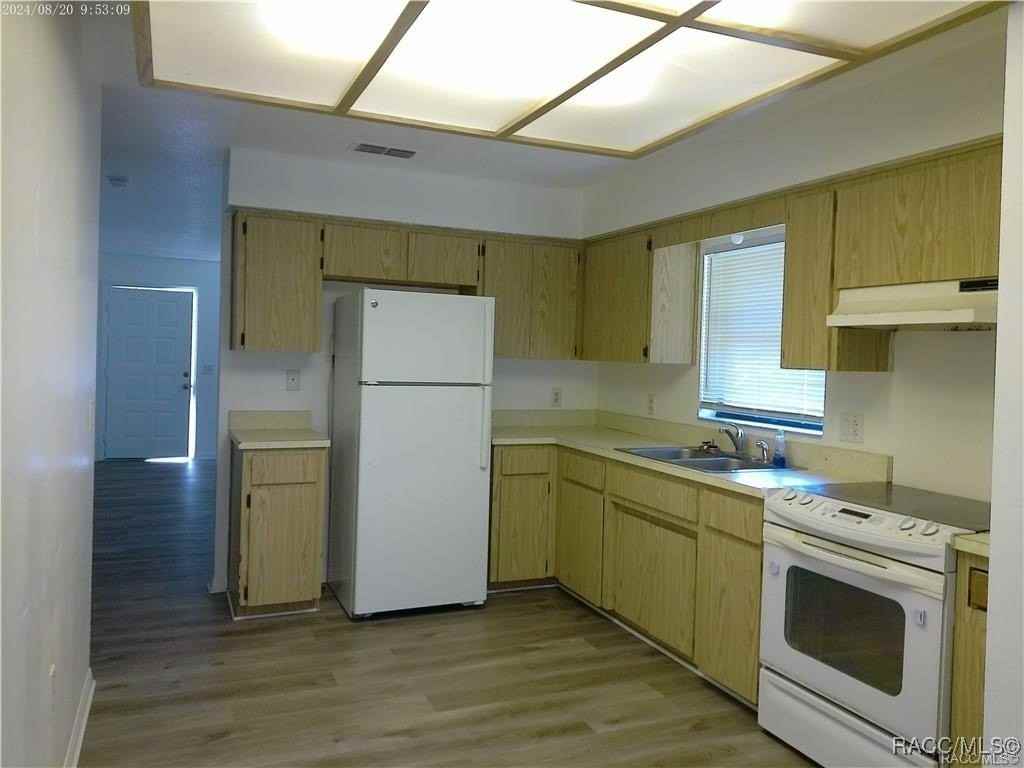 605 Edgewood Ave - Photo 5 of 10