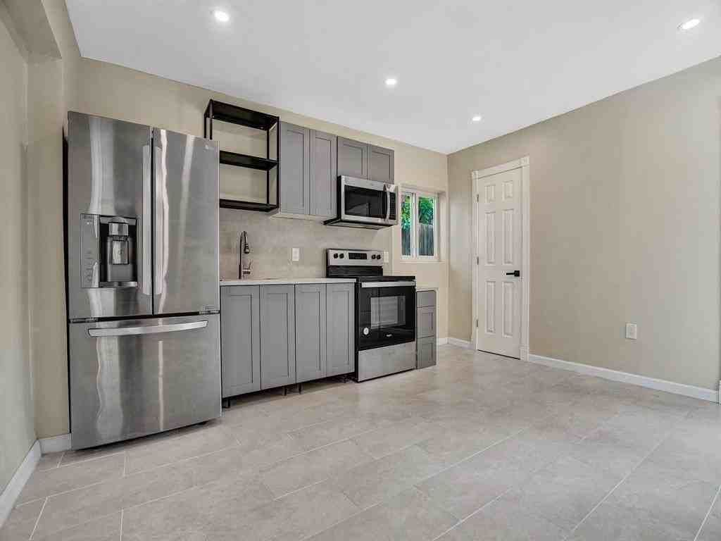 2442 Garfield St #4 - Photo 7 of 28