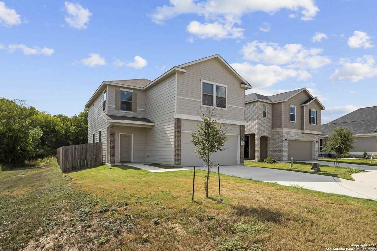 1927 Overlook Knl - Photo 2 of 32